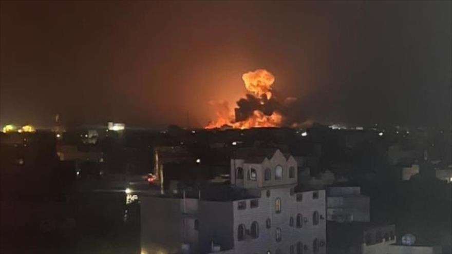 La coalición agresora estadounidense-británica bombardea una zona en la provincia occidental de Al-Hudayda en Yemen.