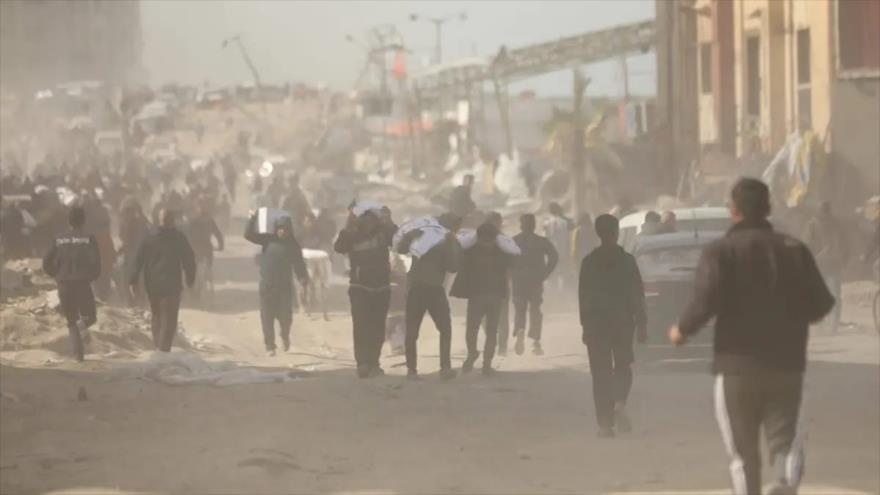 Palestinos reciben bolsas de harina en una entrega de ayuda humanitaria en el oeste de Gaza, 6 de marzo de 2024 (Foto: Anadolu)