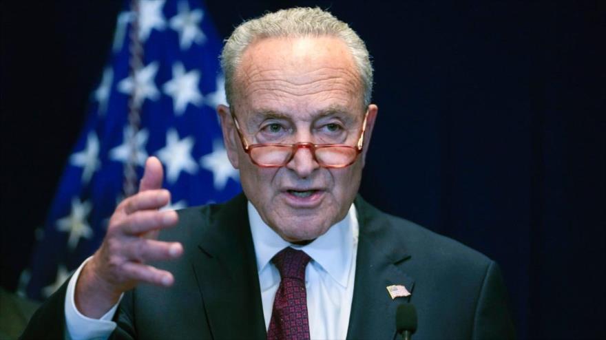 El líder de la mayoría demócrata en el Senado de Estados Unidos, Chuck Schumer, habla en la embajada de EE.UU. en Pekín, 9 de octubre de 2023. (Foto: AP)