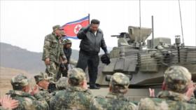 Corea del Norte presenta su poderoso tanque en presencia de Kim