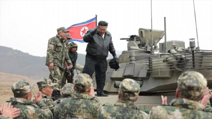Corea del Norte presenta su poderoso tanque en presencia de Kim