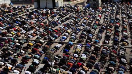 Palestinos rezan en Mezquita Al-Aqsa en primer viernes de Ramadán 