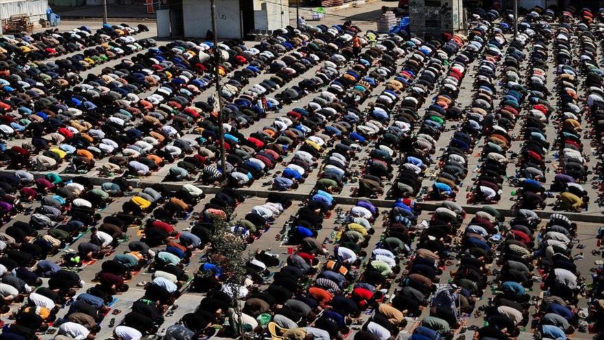 Palestinos realizan el rezo colectivo del viernes en la Mezquita Al-Aqsa, 15 marzo de 2024.