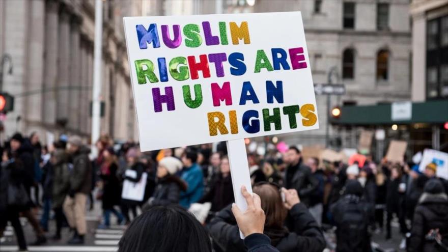 Manifestantes rechazan en Nueva York la discriminación contra los musulmanes en Estados Unidos.