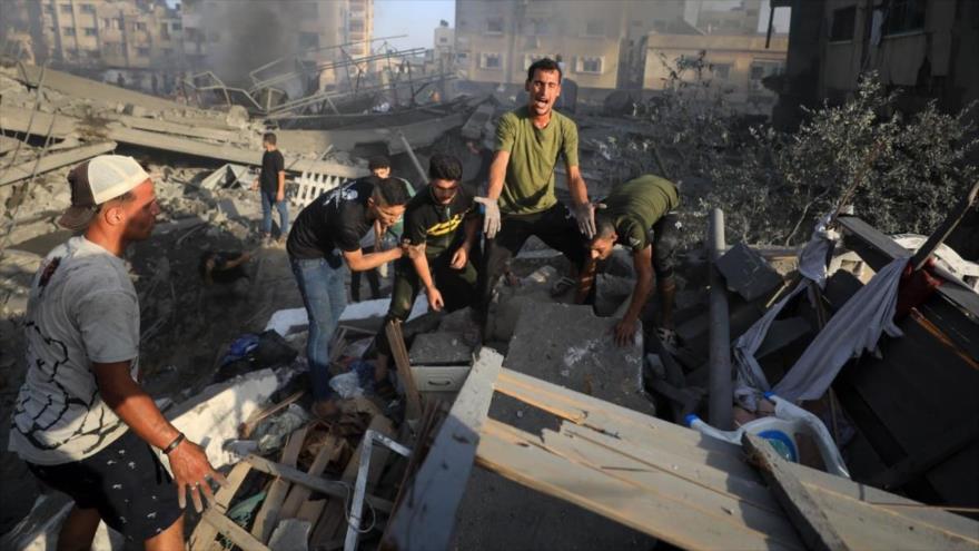 Los palestinos en busca de sus queridos bajo de escombros. 