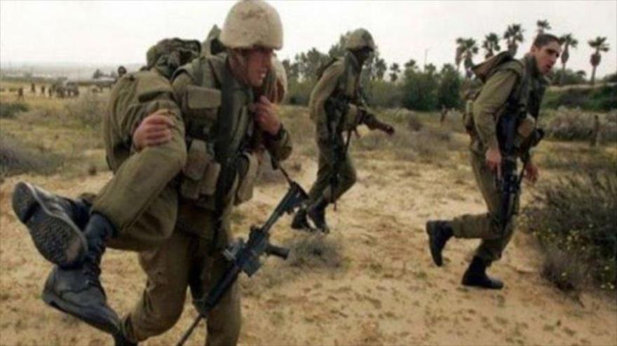 Un soldado israelí lleva a su amigo en la espalda luego de que el ejército se retirara completamente de Hamad, Jan Yunis, sur de Gaza, 16 de marzo de 2024.