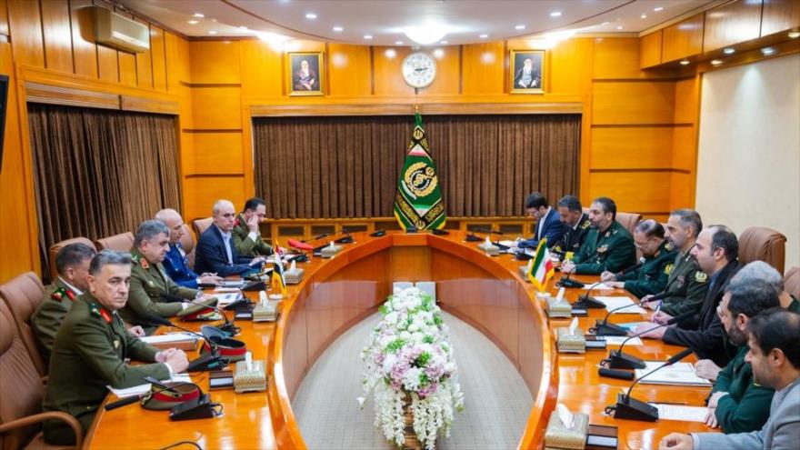 El ministro iraní de Defensa, el general de brigada Mohamad Reza Ashtiani, y su par sirio, Ali Mahmud Abás, en Teherán (capital persa), 16 de marzo de 2024.