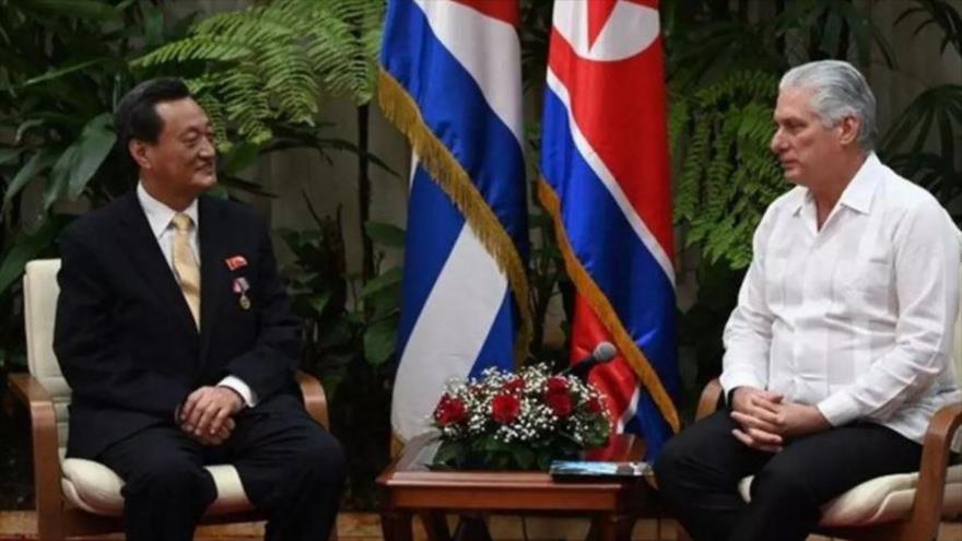El presidente de Cuba, Miguel Díaz-Canel (drcha.), y el embajador de Corea de Norte, Ma Chol Su. (Foto: Presidencia Cuba)