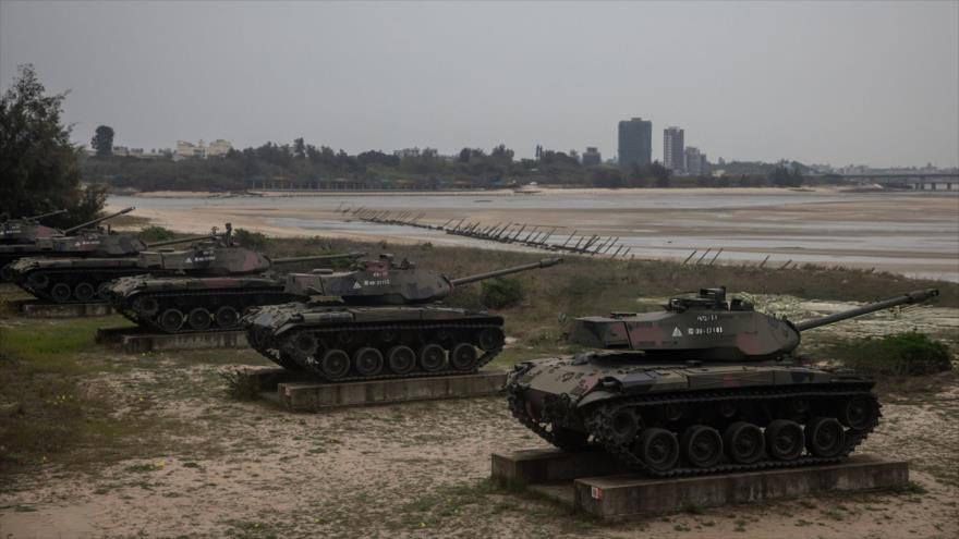 Los tanques utilizados por el Ejército de Taiwán se exhiben para los turistas en una playa de Kinmen, 8 de abril de 2023.