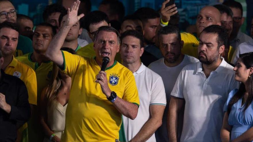 El expresidente brasileño Jair Bolsonaro, (izq.), y precandidatura a diputado Alexandre Ramagem, en un evento en Río de Janeiro, 16 marzo de 2024.