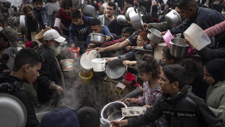 La mayor parte de la población de Gaza no tiene comida, vive en hambruna y busca comida en largas filas, 14 de marzo.