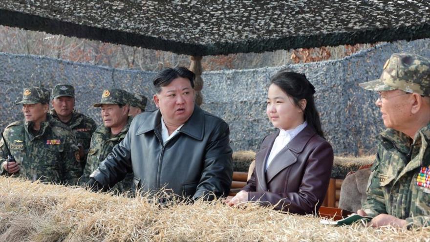 El líder norcoreano, Kim Jong-un, supervisa junto a su hija un ejercicio militar, 16 de marzo de 2024. (Foto: KCNA)