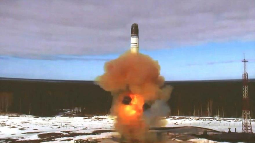 El misil balístico intercontinental Sarmat es lanzado, en prueba, desde el cosmódromo de Plesetsk en la región de Arkhangelsk, Rusia, 20 de abril de 2022. Foto: Reuters