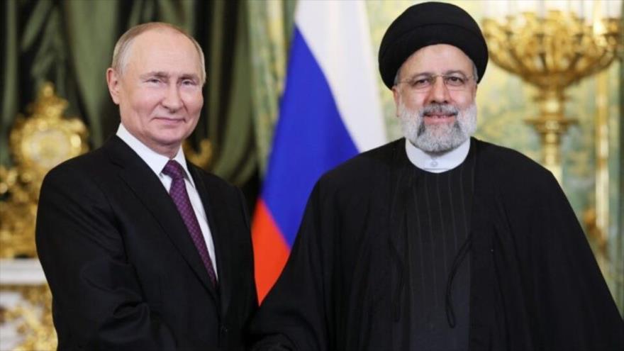 El presidente ruso Vladímir Putin le da la mano a su par iraní Ebrahim Raisi durante una reunión en Moscú, Rusia, 7 de diciembre de 2023.