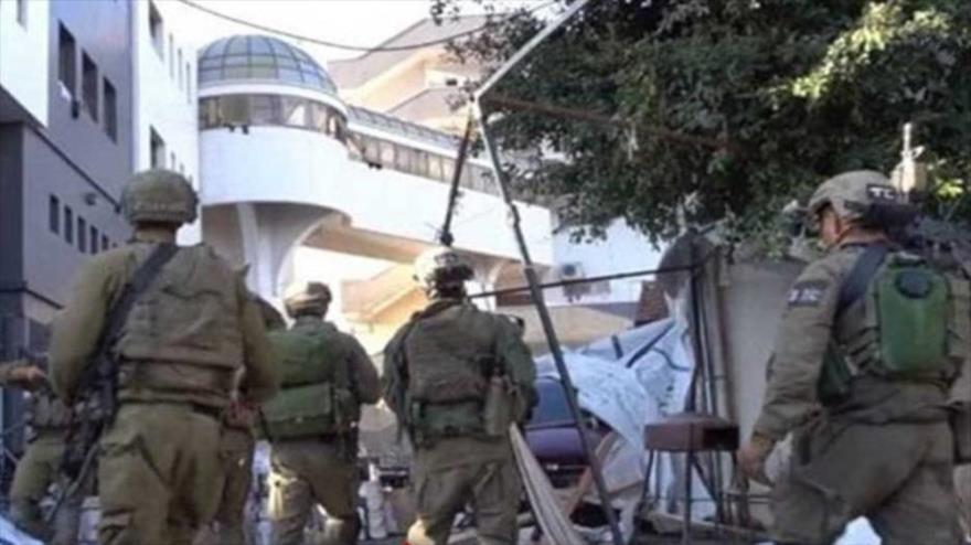 Militares israelíes interrumpen en el hospital de Al Shifa, en la ciudad de Gaza.