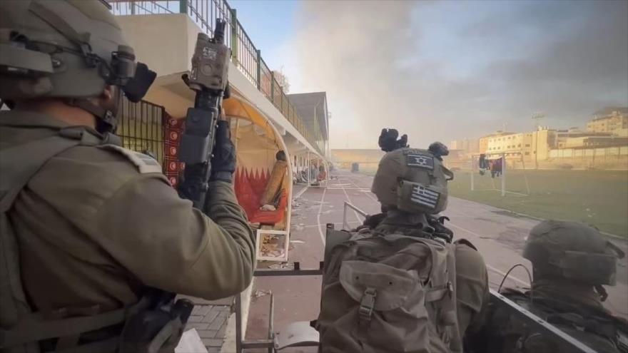 Soldados israelíes asaltan el estadio histórico de Al-Yarmuk en Gaza.
