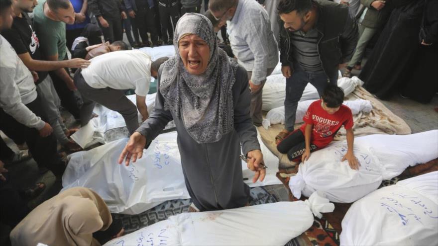 Palestinos lloran el asesinato de familiares en un bombardeo israelí contra Rafah, en el sur de Franja de Gaza, 7 de noviembre de 2023. (Foto: AP)