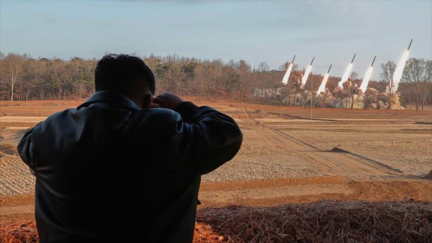 El líder del corea del norte, Kim Jong-un, observa el lanzamiento, 18 de marzo de 2024. (Foto:AFP)