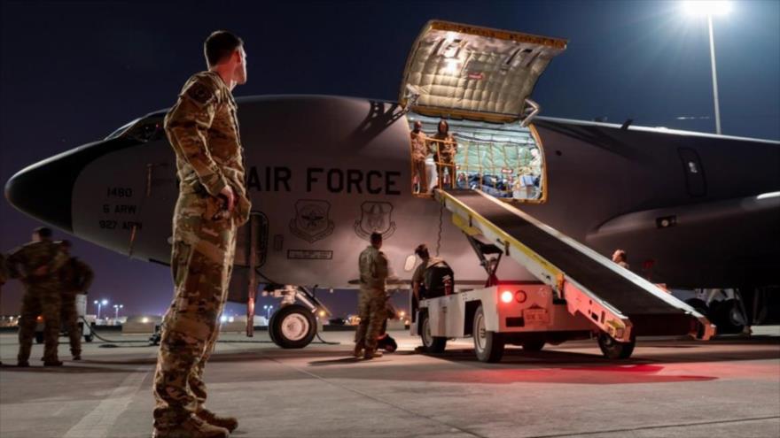 Personal de la Fuerza Aérea de EE.UU. descarga un avión con armas en un lugar no revelado, ubicado dentro del área de responsabilidad del Centcom, 23 de octubre de 2023.