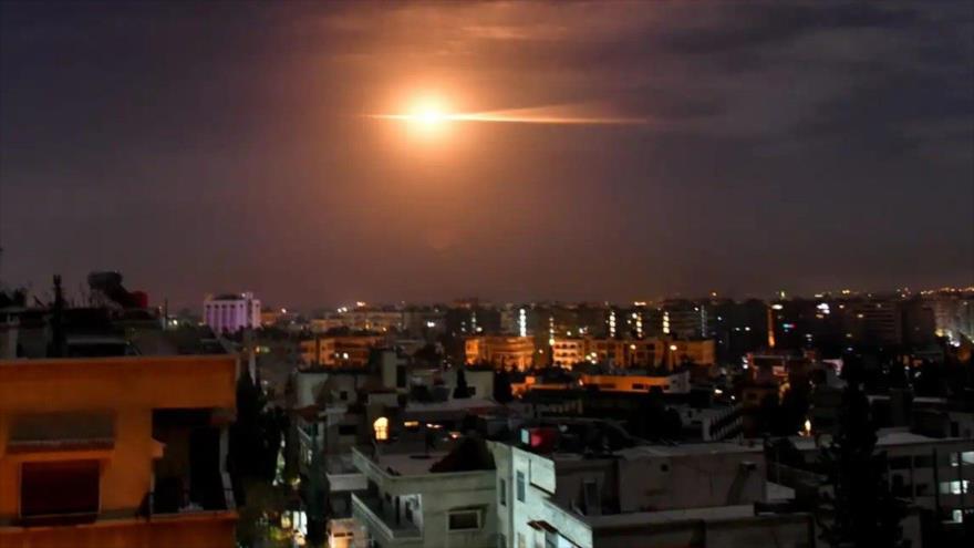 Un misil disparado desde los territorios ocupados cae sobre un lugar no identificado en Siria, 2019.