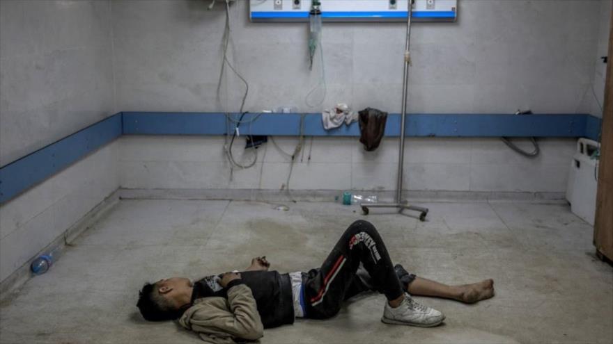 Un paciente palestino que le han retirado los ventiladores en hospital Al-Shifa, norte de la Franja de Gaza.