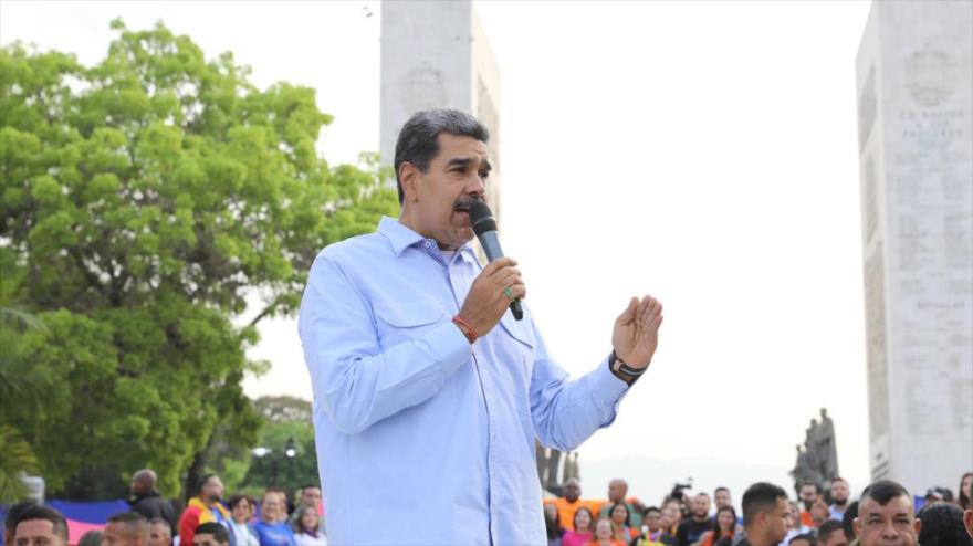 El presidente de venezuela entre sus simpatizantes en Caracas, capital venezolana, 19 de marzo de 2024. 