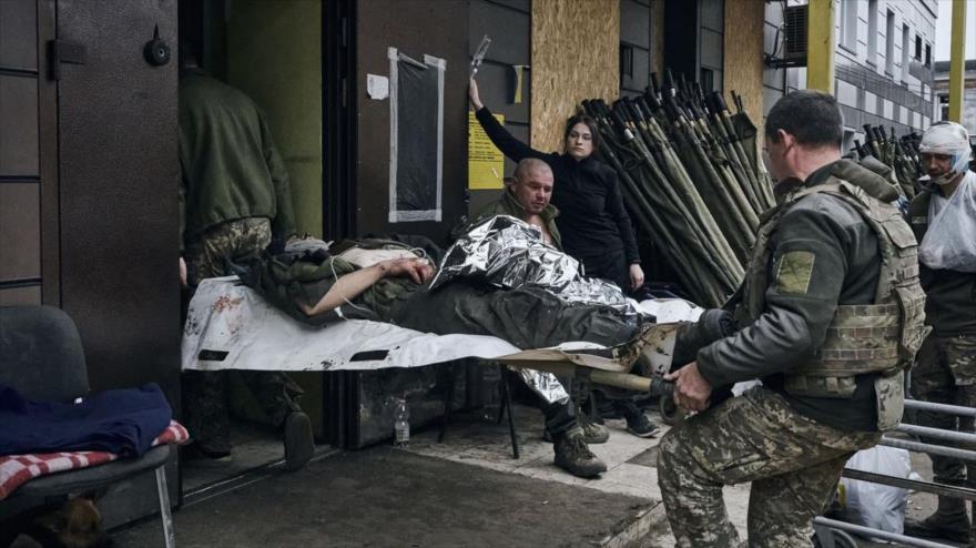 Los soldados ucranianos llevan a un colega herido al hospital en Bakhmut. (Foto: AP)