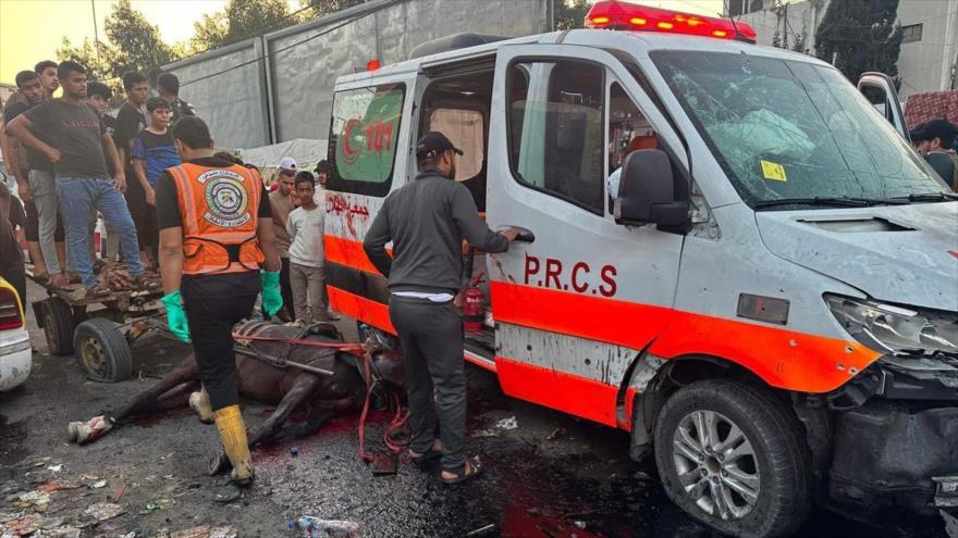 Una ambulancia destruida en un ataque israelí a la entrada del hospital Al-Shifa en la ciudad de Gaza. (Foto: AFP)