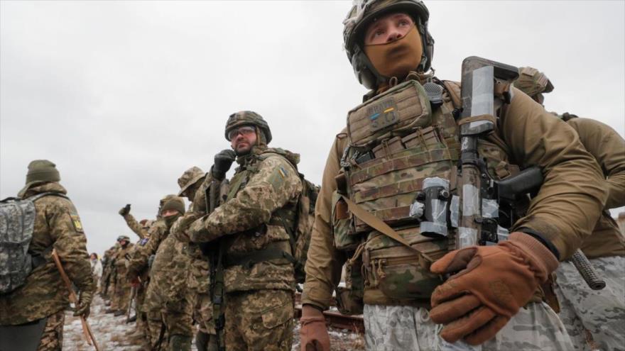 Reservistas ucranianos asisten a un ejercicio militar en un campo de entrenamiento cerca de Kiev, Ucrania. (foto: EFE)