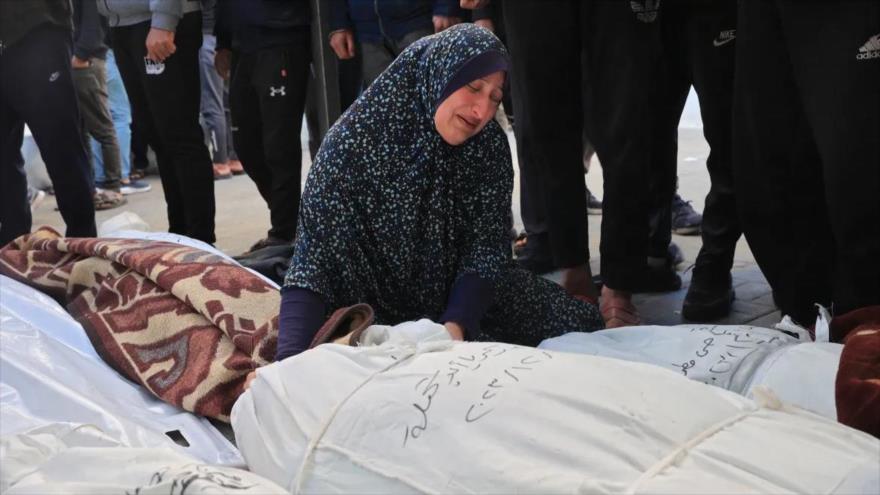 Una mujer llora a sus familiares muertos en un ataque israelí, frente al hospital de al-Najjar en Rafah, en el sur de Gaza. (Foto: AFP)