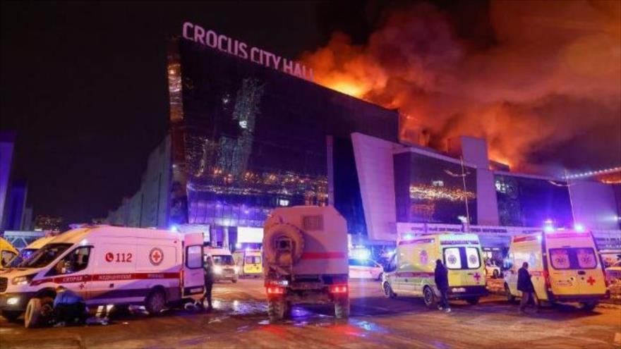 Los vehículos de los servicios de emergencia estacionados cerca de Crocus City Hall, en las afueras de Moscú (capital rusa), luego de un atentado mortal, 22 de marzo de 2024.(Foto:Reuters)