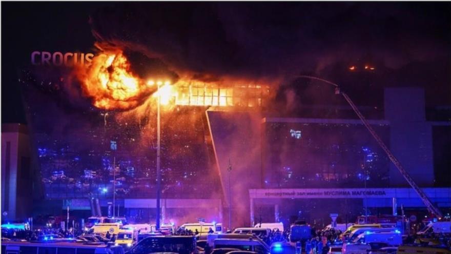Crocus City Hall, un gran centro comercial y sala de conciertos en las afueras de Moscú, arde en llamas. 