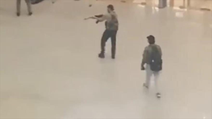 Una imagen recortada de un vídeo muestra a dos hombres armados implicados en el atentado de Moscú, 22 de marzo de 2024.