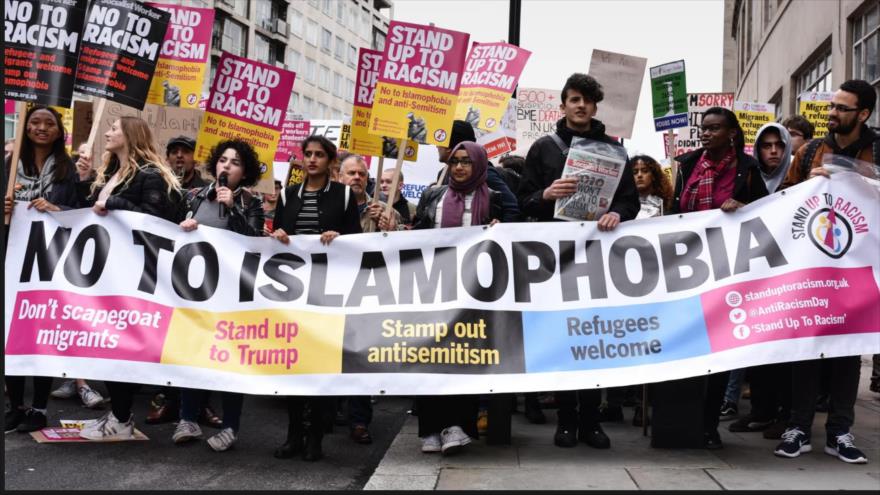 Protestan contra el islamófobo en el centro de Londres, capital británica.