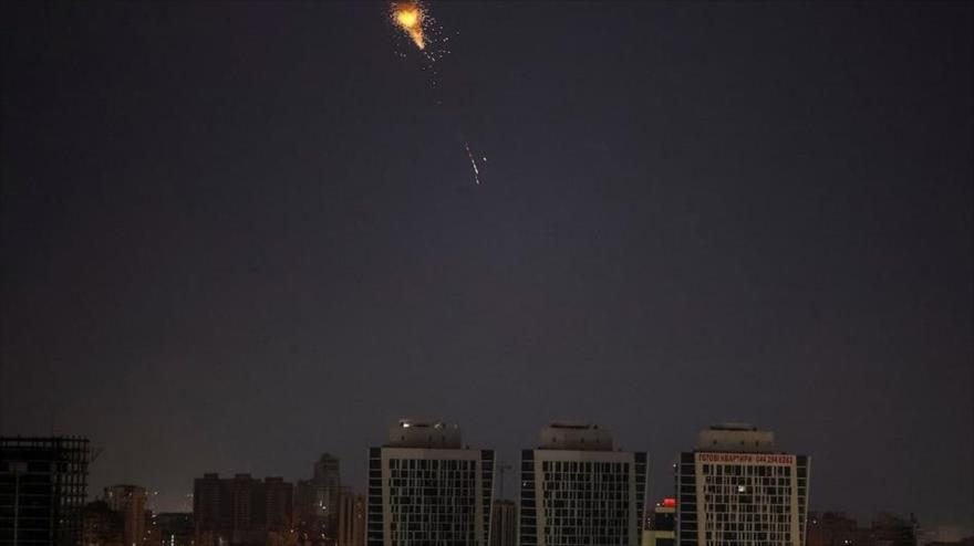 Una explosión de un misil en el cielo de Kiev, capital de Ucrania, durante un ataque con misiles rusos, 24 de marzo de 2024. (Foto: Reuters)