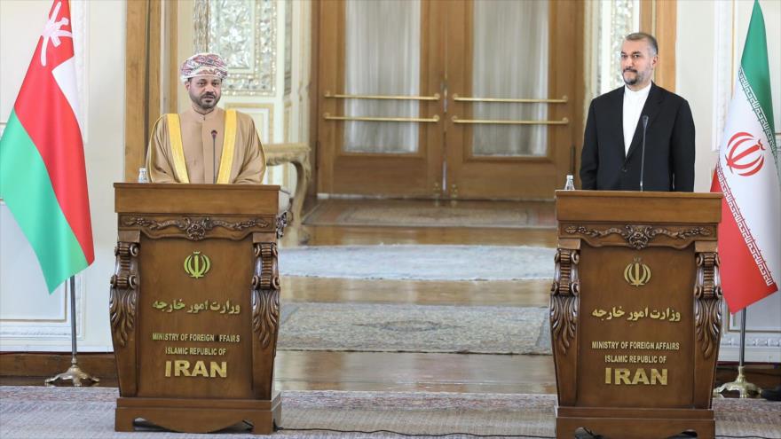 El canciller iraní, Hosein Amir Abdolahian (dcha.), y su homólogo omaní, Badr bin Hamad Al Busaidi, en una conferencia de prensa conjunta en Teherán.