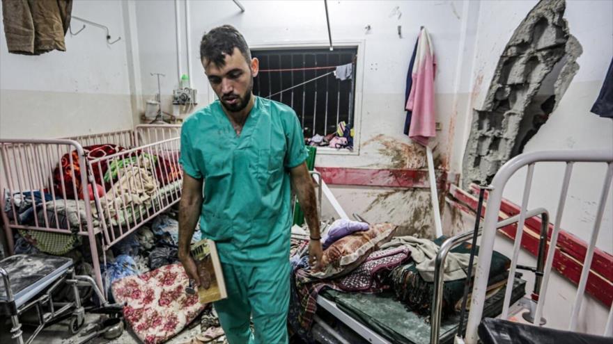 Un hombre en una habitación del hospital Naser de Jan Yunis (sur de Gaza) tras bombardeos israelíes, 17 de diciembre de 2023. (Foto: AFP)