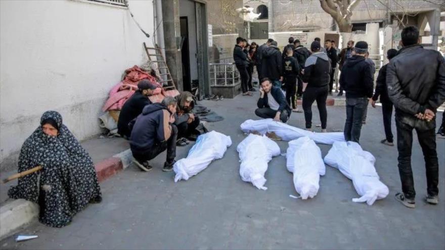 Palestinos muertos en el asalto israelí en el hospital Al-Shifa.
