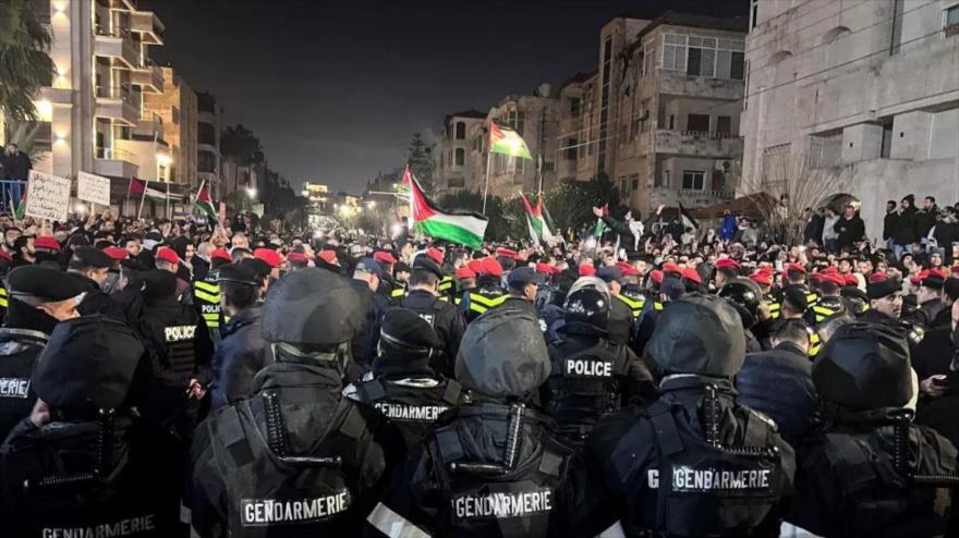 Miles de jordanos asedian embajada israelí por genocidio en Gaza