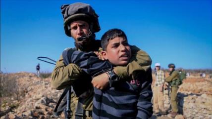 Vídeo muestra cómo un soldado israelí ataca a un niño palestino
