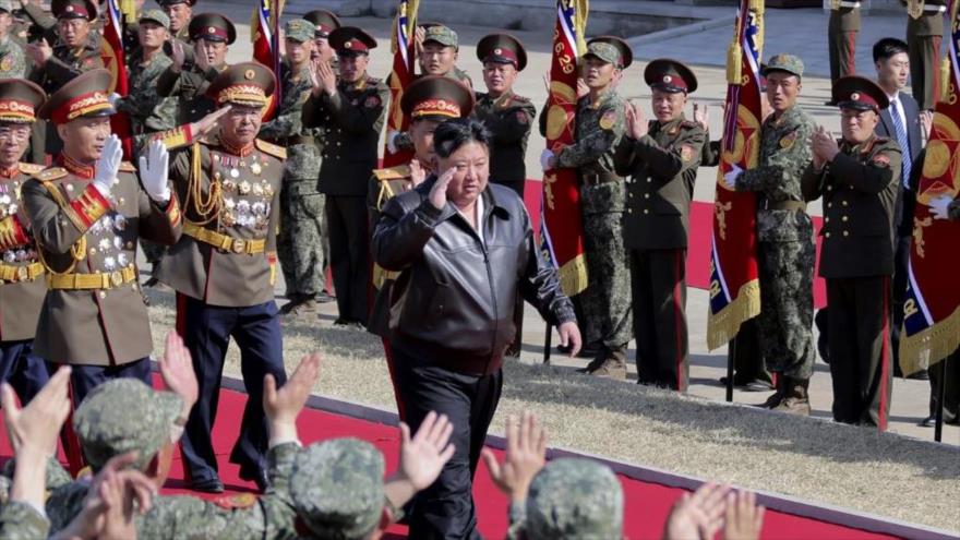El líder de Corea de Norte saluda a los soldados mientras inspecciona una unidad de tanques del Ejército Popular de Corea, 24 de marzo de 2024.