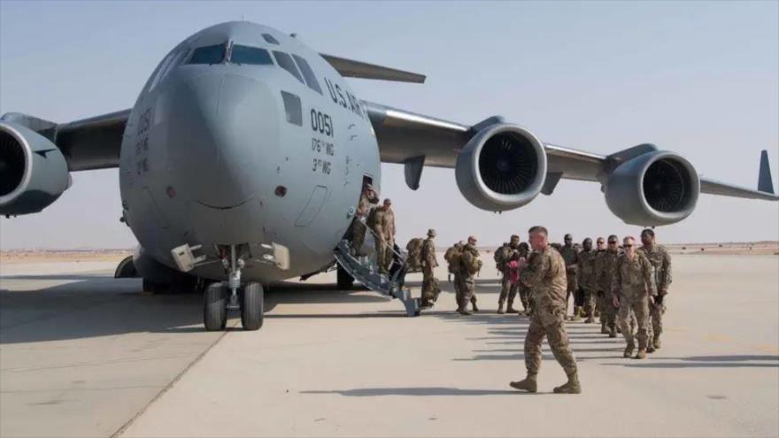 Aviadores y soldados estadounidenses llegan a la base aérea Prince Sultan en Arabia Saudí, 24 de junio de 2019.