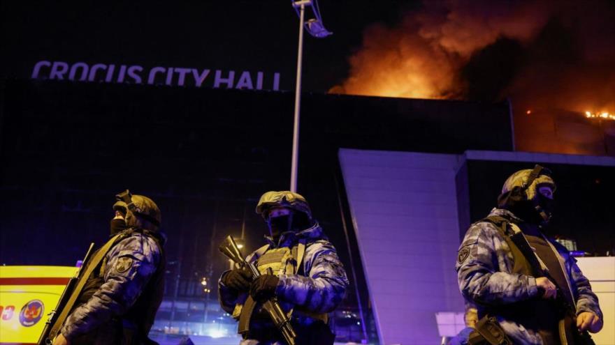 Policías resguardan la sala de conciertos Crocus City Hall, cerca de Moscú, tras ataque e incendio, 22 de marzo de 2024. (Foto: Reuters)
