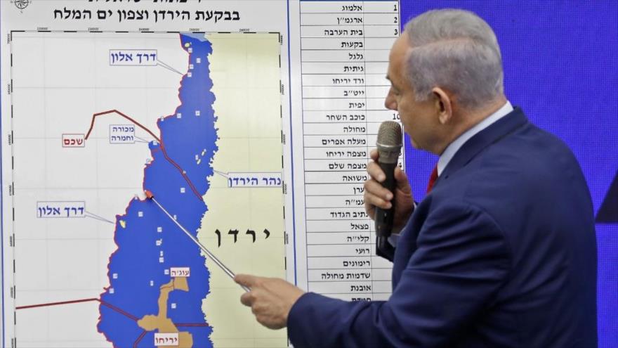 El primer ministro de Israel, Benjamín Netanyahu, señala un mapa del Valle del Jordán.