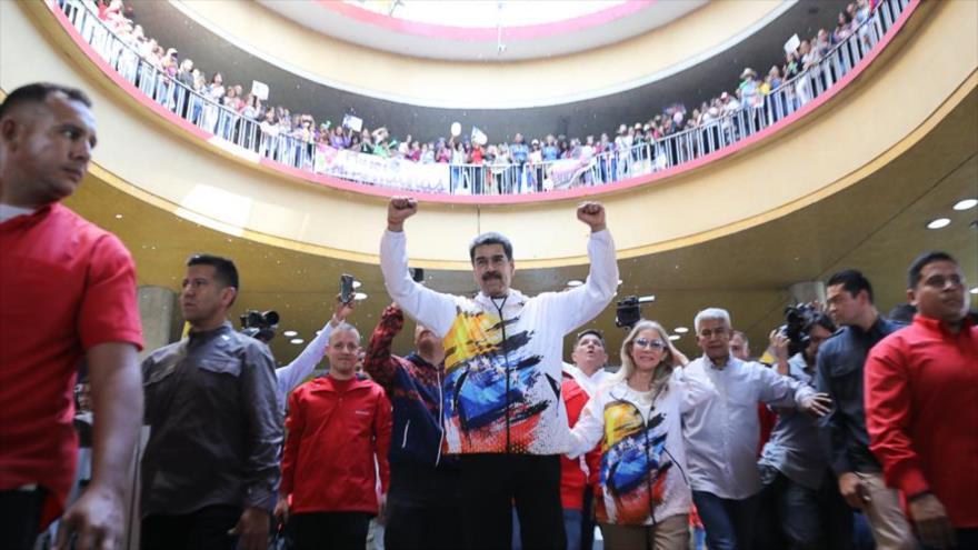 El presidente de Venezuela, Nicolás Maduro, acude al CNE para inscribir su candidatura a las presidenciales, Caracas, 25 de marzo de 2024. 