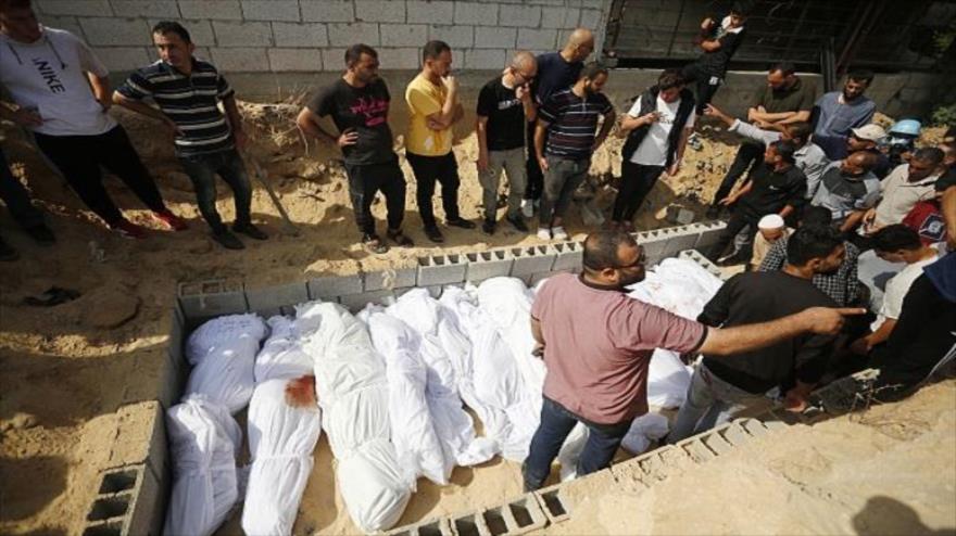 Ciudadanos entierran a los muertos en la Franja de Gaza.