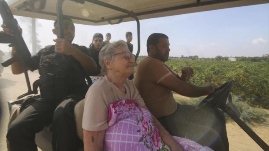 Combatientes de HAMAS transportan a una mujer israelí capturada cerca de la Franja de Gaza, 7 de octubre de 2023.