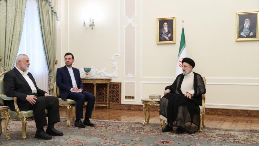 El presidente de Irán, Ebrahim Raisi, y el líder de HAMAS, Ismail Haniya, se reúnen en Teherán, capital iraní, 27 de marzo de 2024.
