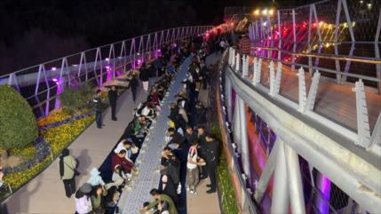Iraníes se reúnen para iftar gigante de 270 metros de largo en Teherán