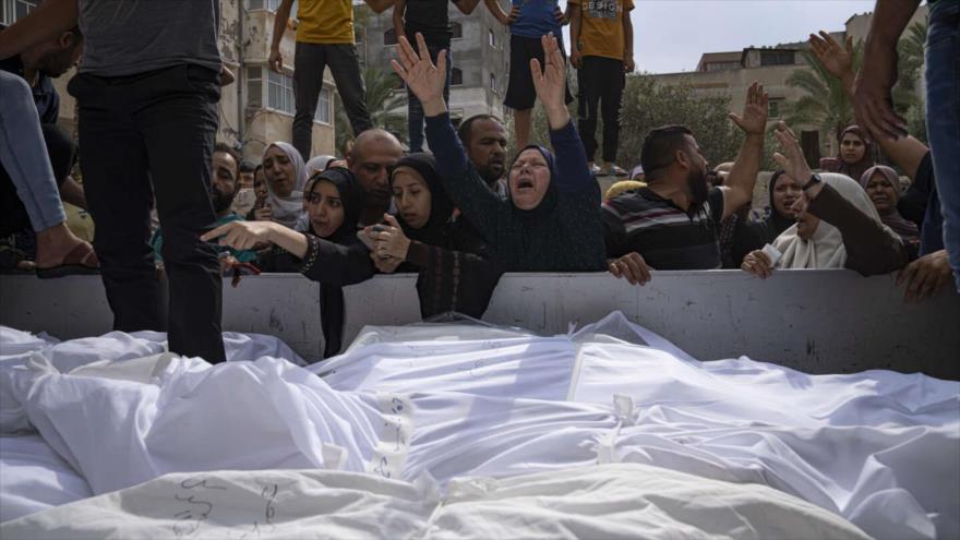 Palestinos lloran a sus familiares muertos en un bombardeo israelí en la Franja de Gaza, 9 de octubre de 2023. (Foto: AP)